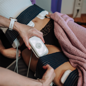 Mit Hilfe elastischer Gurte legen wir alle restlichen Platten an.